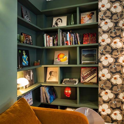 décoration d'un petit appartement parisien 70m2 détail bibliothèque