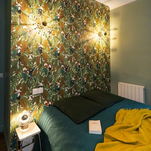 détail de décoration d'un petit appartement à Paris tapisserie