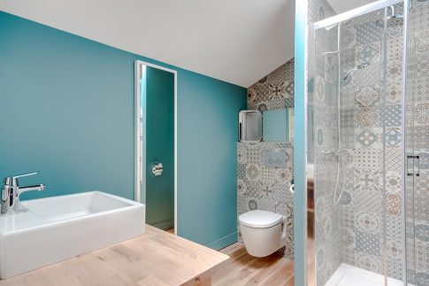 salle de bain dans une maison - projet de décoration et d'aménagement sur mesure