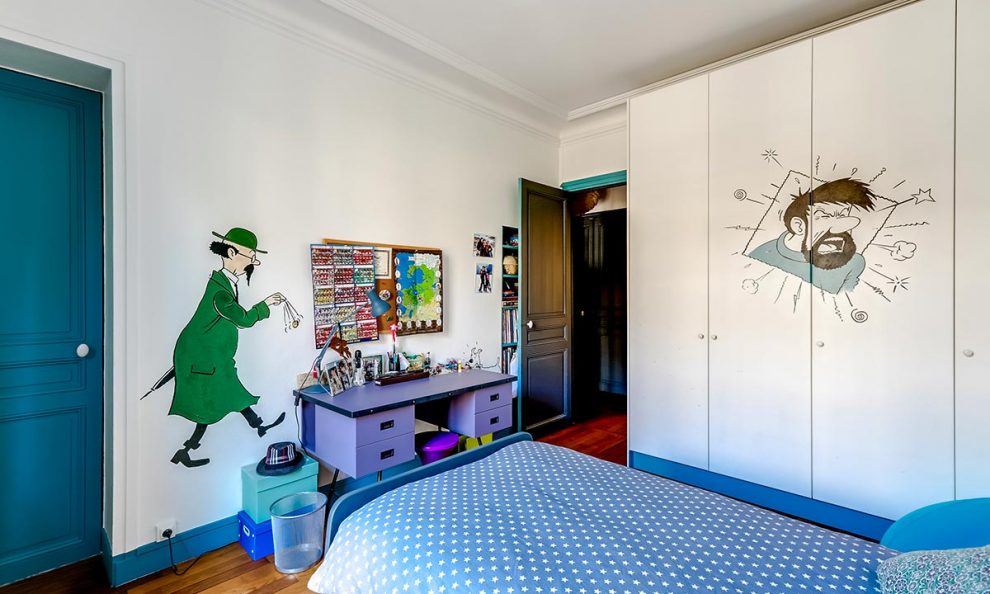 Décoration d'un appartement haussmannien contemporain chambre d'enfant stylée et décor peint Bande dessinée