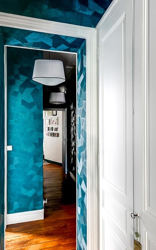 Décoration d'un appartement haussmannien contemporain couloir "comme à l'hôtel" papier peint à décor géométrique