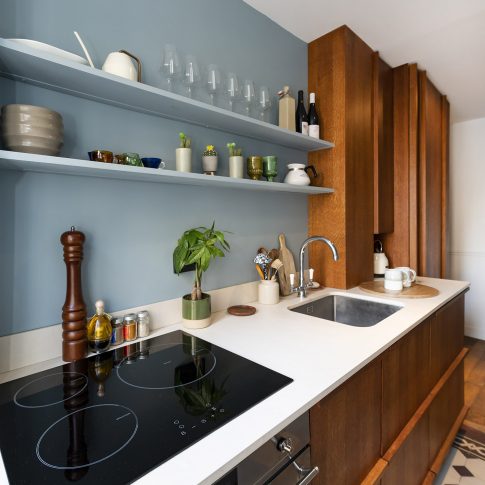 optimisation d'espace d'un petit appartement à Paris - vue générale du plan de travail de la cuisine