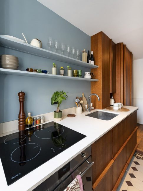 optimisation d'espace d'un petit appartement à Paris - vue générale du plan de travail de la cuisine