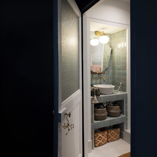 optimisation d'espace d'un petit appartement à Paris - entrée de la salle de bain
