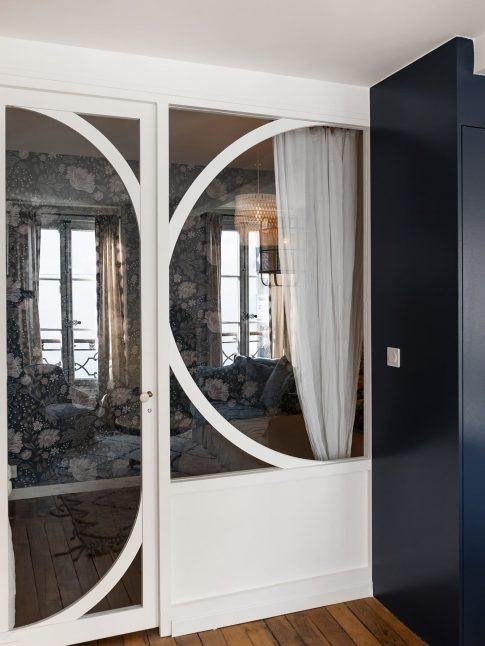 optimisation d'espace d'un petit appartement à Paris - porte de séparation vitrée vers la chambre d'appoint