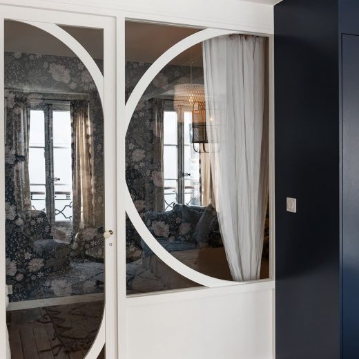 optimisation d'espace d'un petit appartement à Paris - porte de séparation vitrée vers la chambre d'appoint
