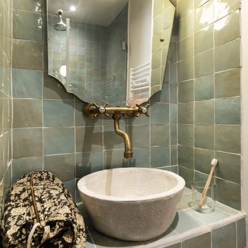 optimisation d'espace d'un petit appartement à Paris - détail vasque de la salle de bain
