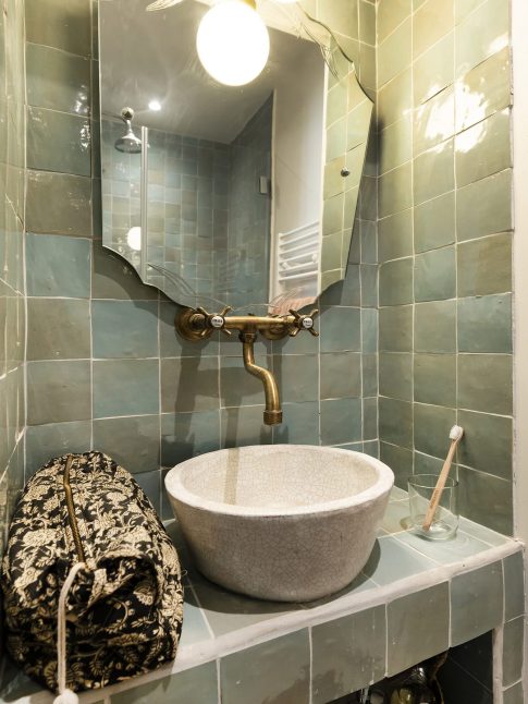 optimisation d'espace d'un petit appartement à Paris - détail vasque de la salle de bain