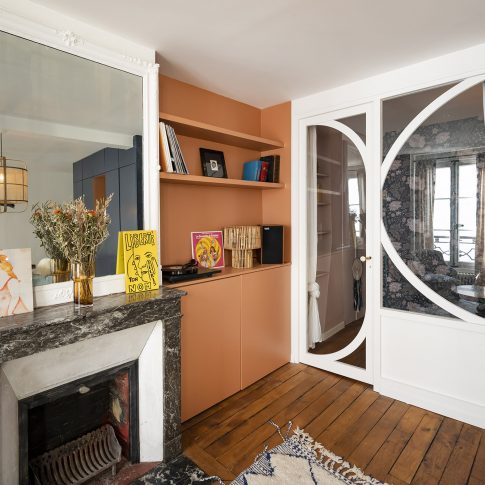 optimisation d'espace d'un petit appartement à Paris - espace salon vue sur chambre d'amis