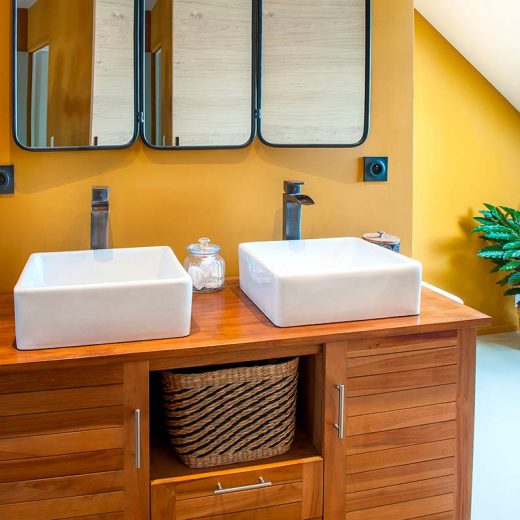 salle de bain couleur ocre et meuble double vasque en bois