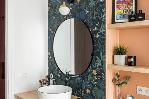 relooking sdb d'un appartement à Paris avec décoration cocooning - carrelage à motif végétal et vasque