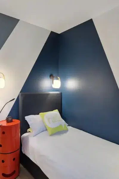 appartement familial et convivial chambre déco mur dominante bleu