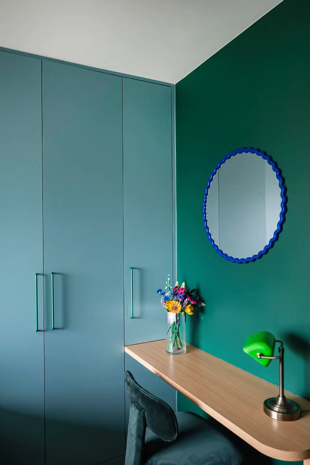 color block à montmartre, jeu de couleurs intenses et lumière naturelle