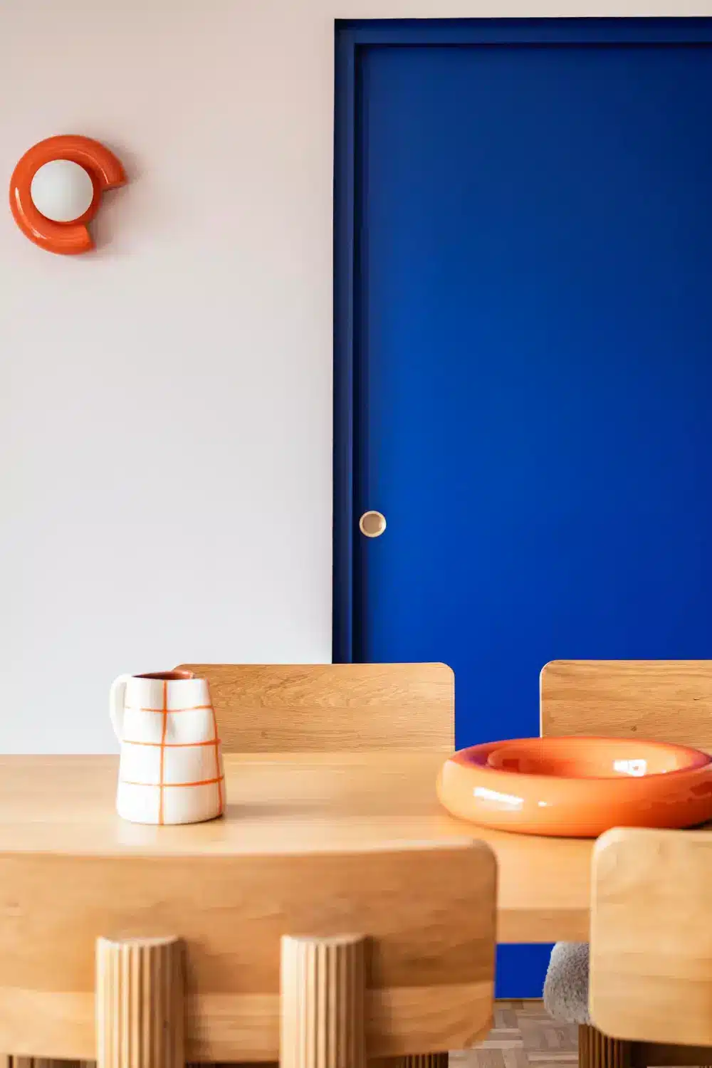 color block à montmartre vue sur cuisine porte fermée