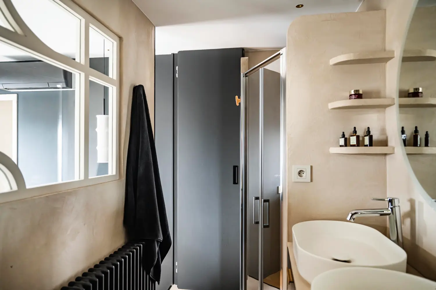 salle de bain parentale double vasque et verrière intérieure