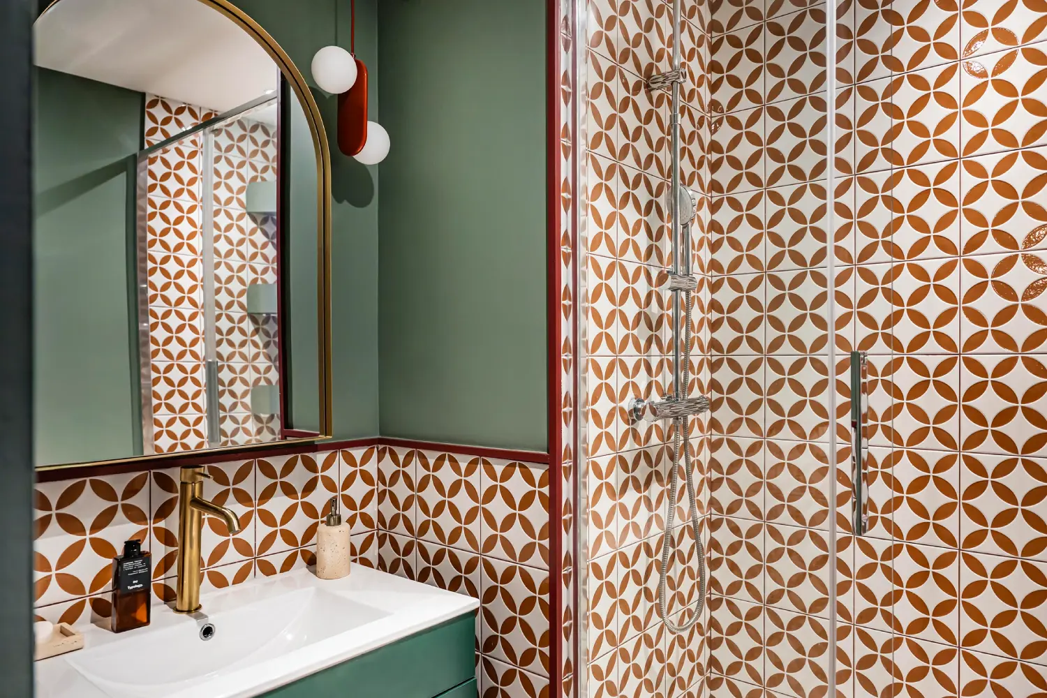 salle d'eau douche verre et carrelage graphique