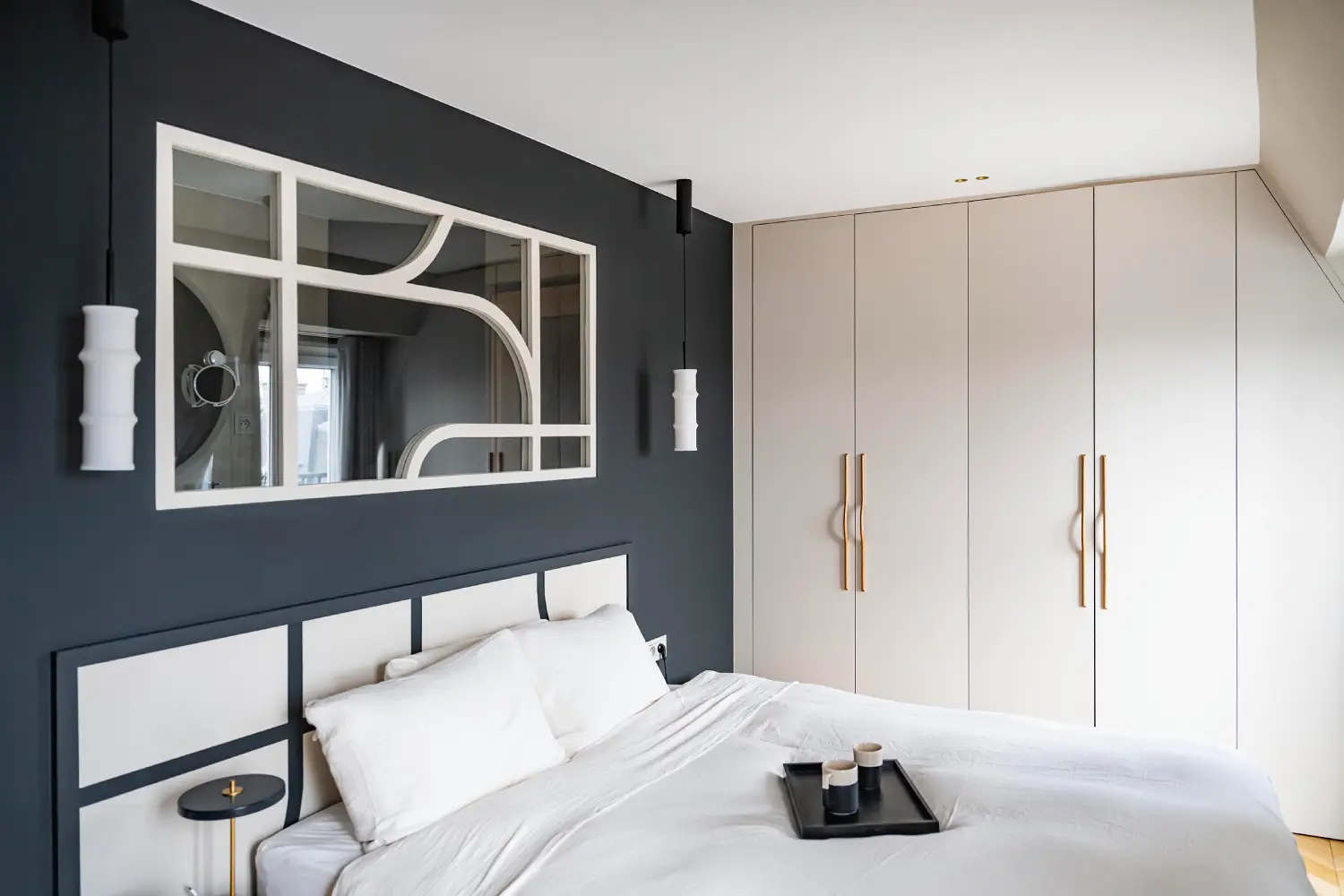 suite parentale mur bleu nuit verrière intérieure et placard