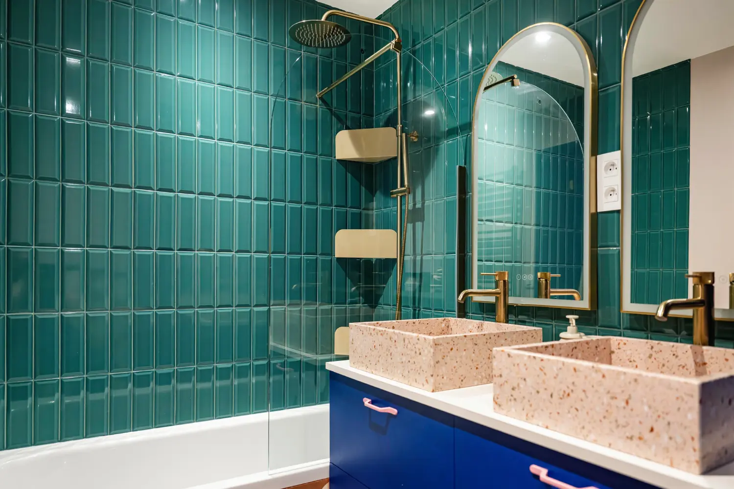 vue double vasque sdb et carrelage vert