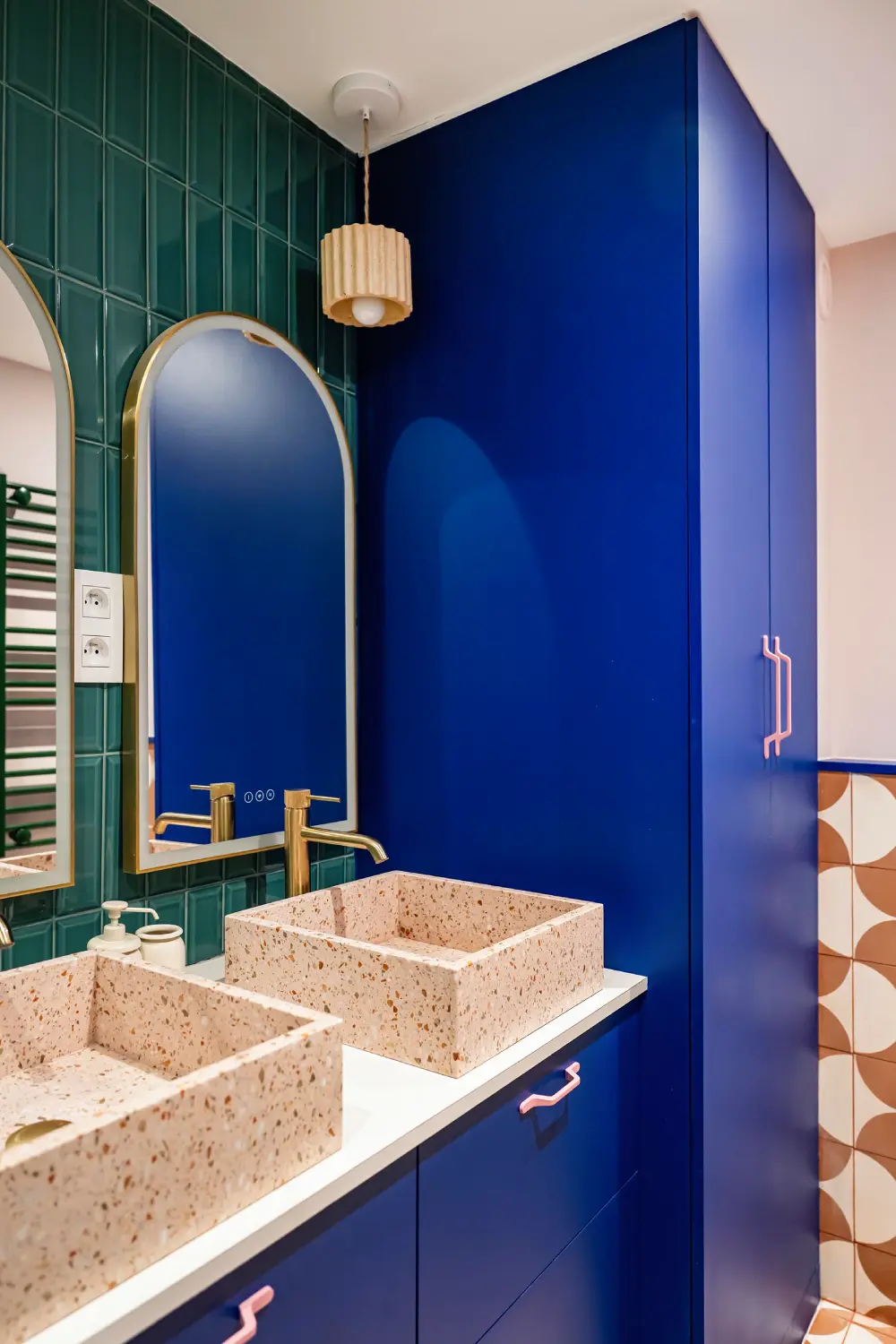 vue double vasque sdb et placard angle bleu intense