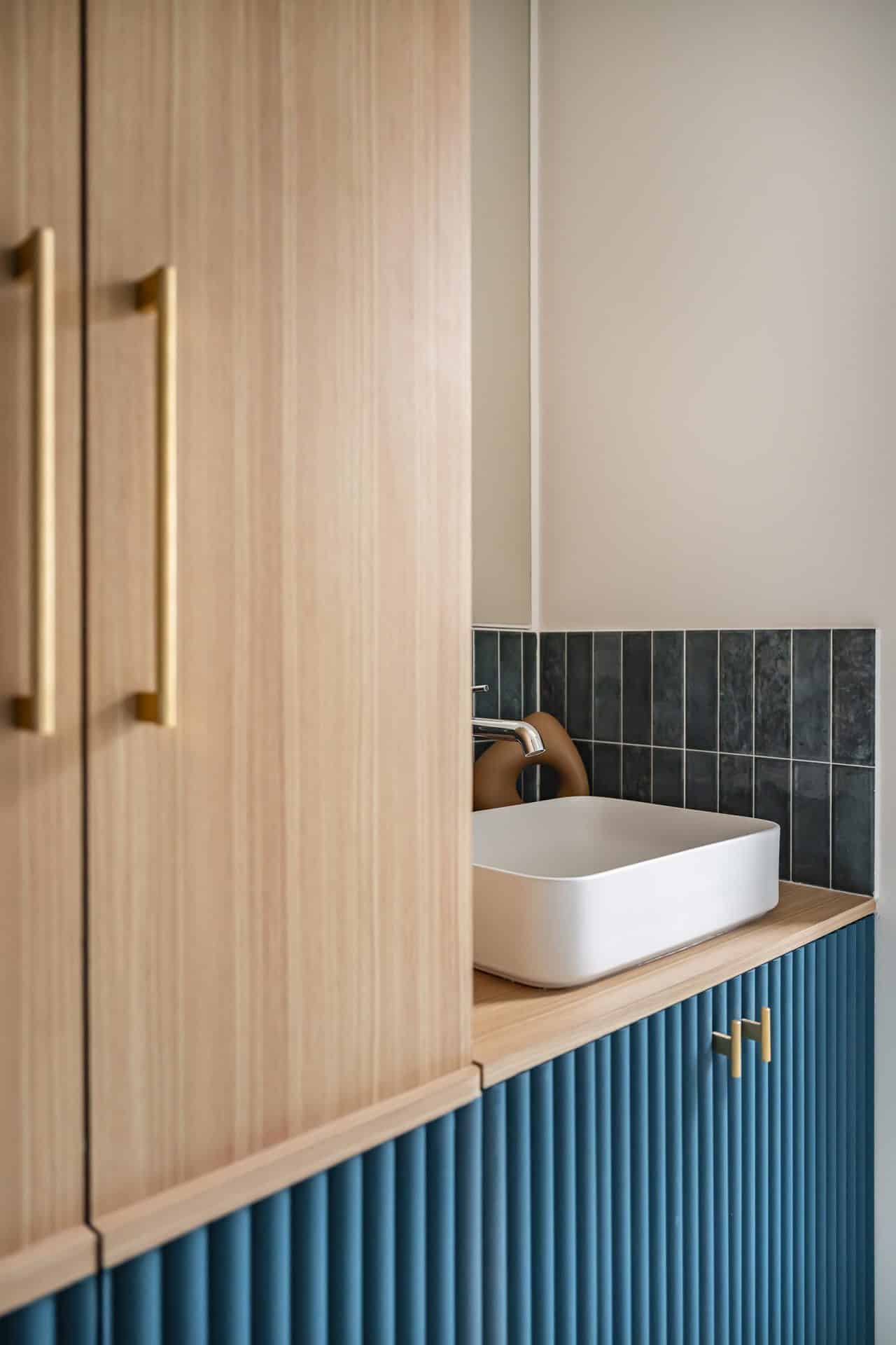 meuble vasque bleue strié