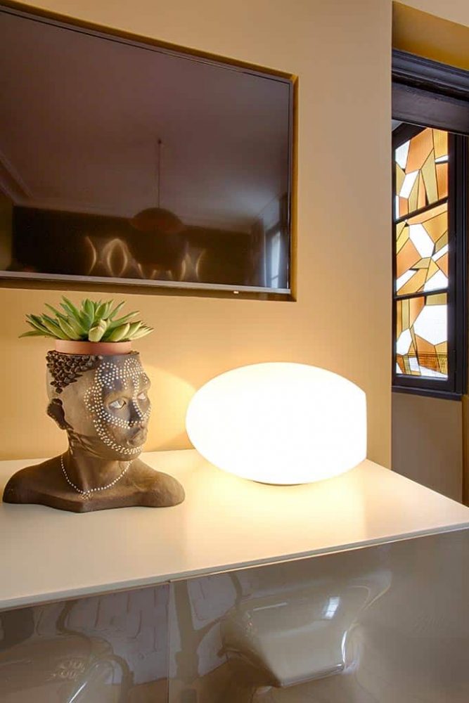 Amoureux du Vintage création chambre parentscomme à l'hôtel, décoration originale couleur vitrail renovation-decosurmesure architecte interieur paris